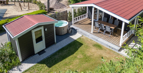 Vista aérea de Family Lodge con jacuzzi en De Thijmse Berg, Países Bajos, con terraza y zona ajardinada.