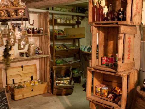 Ein rustikaler Vorratsraum im Feather Down Hilserhof, mit Holzregalen, Einmachgläsern und Konserven.