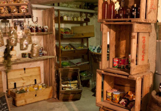 Dispensa accogliente al Feather Down Hilserhof con scaffali in legno, conserve e prodotti locali.