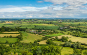 Panoramisk udsigt over det naturskønne landskab ved Feather Down Glastonbury Hill Farm i det sydvestlige England.