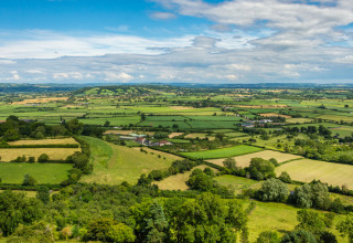 Panoramisk udsigt over det naturskønne landskab ved Feather Down Glastonbury Hill Farm i det sydvestlige England.