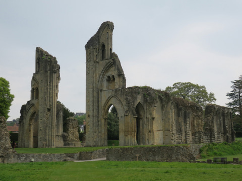 Ruinas de una histórica abadía de piedra en Feather Down Glastonbury Hill Farm, en el suroeste de Inglaterra, Reino Unido.