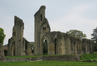 Ruin af en gammel stenklosterkirke på Feather Down Glastonbury Hill Farm i det sydvestlige England, Storbritannien.