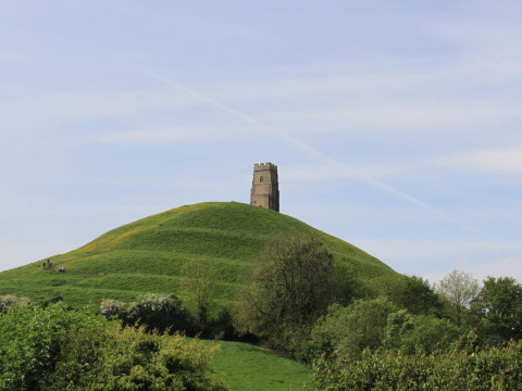 Vista de Glastonbury Tor con la torre de St. Michael en una colina verde cerca de Feather Down Glastonbury Hill Farm.