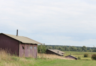 Landelijke tenten op Feather Down College Farm met zicht op een groene wei in Oost-Engeland.