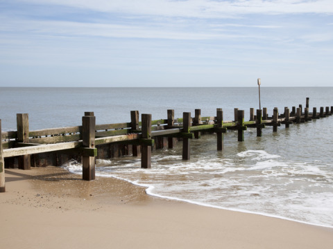Photo d’une jetée en bois et plage de sable à Feather Down College Farm, East of England, Royaume-Uni.