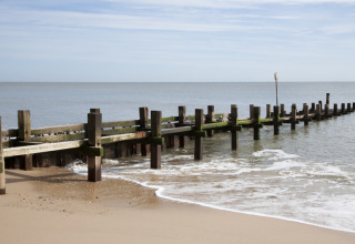 Afbeelding van een houten pier op het strand bij Feather Down College Farm, East of England, Verenigd Koninkrijk.