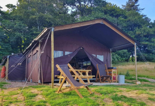 Grote safaritent met houten stoelen bij Feather Down Fountain Violet Farm in Zuidwest-Engeland, Verenigd Koninkrijk.