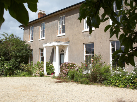 Feather Down Hollings Hill: En historisk villa med have, grussti og blomsterbede i West Midlands, UK.