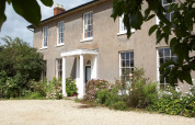 Feather Down Hollings Hill: En historisk villa med have, grussti og blomsterbede i West Midlands, UK.