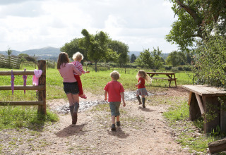 Gezin wandelt op een boerderijpad bij Feather Down Hollings Hill in West Midlands, Verenigd Koninkrijk.