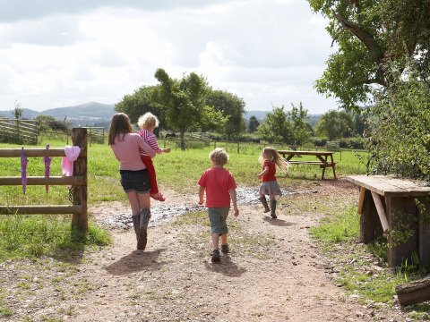 Gezin wandelt op een boerderijpad bij Feather Down Hollings Hill in West Midlands, Verenigd Koninkrijk.