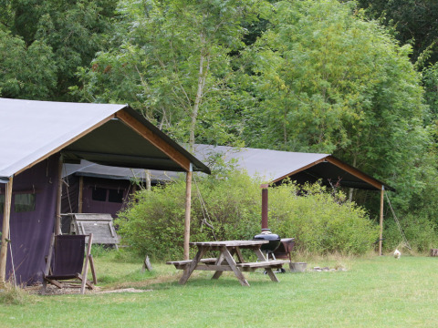To telte og et picnicbord på Feather Down New Barn Farm, en ferielejr i East of England, Storbritannien.