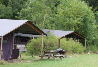 Dos tiendas y una mesa de picnic en Feather Down New Barn Farm, un parque vacacional en el Este de Inglaterra, Reino Unido.