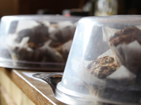Muffins fraîchement cuits sous cloches en plastique à Feather Down New Barn Farm, Est de l'Angleterre, Royaume-Uni.