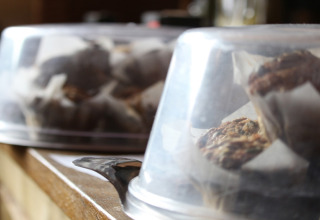 Friskbagte muffins under gennemsigtige låg på Feather Down New Barn Farm, East of England, Storbritannien.