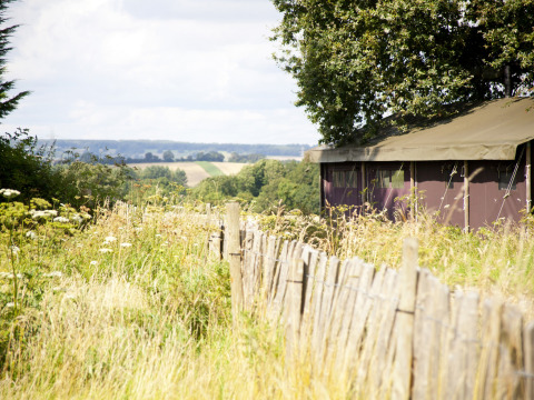 Zicht op het landschap en een tent aan Feather Down Manor Farm vakantiepark in Zuidoost-Engeland, Verenigd Koninkrijk.