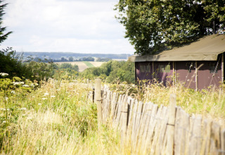 Vue sur le paysage et une tente à Feather Down Manor Farm, parc de vacances dans le sud-est de l’Angleterre, Royaume-Uni.