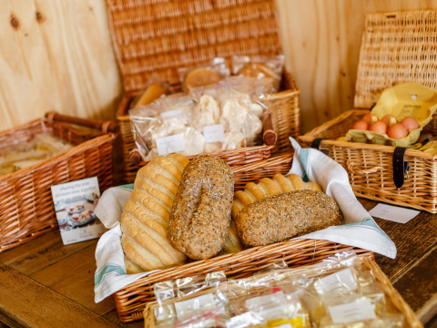 Cestas con pan recién horneado, huevos y pasteles en Feather Down Treganhoe Farm en el suroeste de Inglaterra.