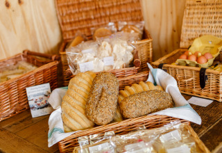 Mandjes met vers brood, eieren en gebak bij Feather Down Treganhoe Farm in Zuidwest-Engeland.