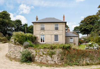 Et charmerende bondehus på Feather Down Treganhoe Farm i det naturskønne Sydvestengland, Storbritannien.