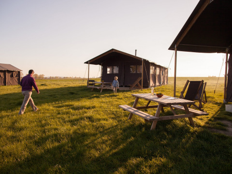 Gezin geniet van glamping bij Feather Down Hoeve den Overdraght in West-Vlaanderen, België.