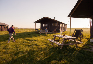 Familie beleeft glamping op Feather Down Hoeve den Overdraght in West-Vlaanderen, België.