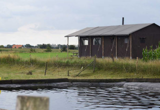 Blick auf ein Ferienzelt und Wiese im Feather Down Hoeve den Overdraght, Westflandern, Belgien.