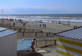 Folk nyder solrige stranddag ved Feather Down Hoeve den Overdraght feriepark, Vestflandern, Belgien.