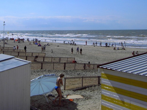 Menschen entspannen am Sandstrand im Feather Down Hoeve den Overdraght Ferienpark, Westflandern, Belgien.