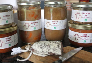 Barattoli di prodotti di manzo Salers e paté su un tavolo a L'Étable des Mauges, Pays de la Loire.