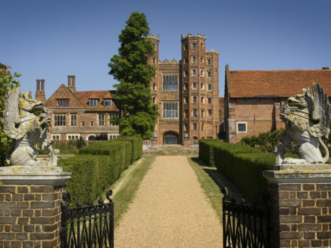Entrée du Feather Down Layer Marney Tower, un parc de vacances dans l'Est de l'Angleterre, avec bâtiments historiques.