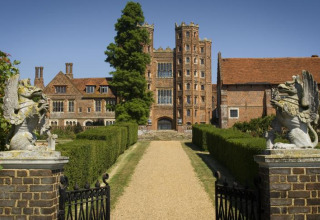 Indgangen til Feather Down Layer Marney Tower, en feriepark i det østlige England med historisk arkitektur.
