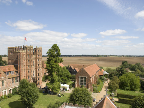 Feather Down Layer Marney Tower vakantiepark in Oost-Engeland met historische toren en landelijke omgeving.