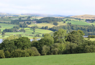 Bakket landskab ved Feather Down Pant y March Farm feriepark i Wales, Storbritannien, med grønne marker.
