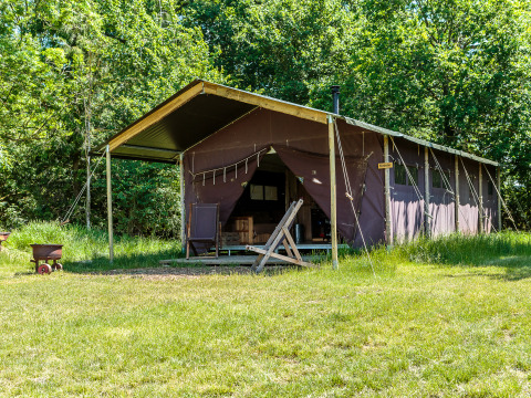 Großes Safarizelt mit Veranda und Gartenmöbeln auf Feather Down Moor Farm im Südwesten Englands, Großbritannien.