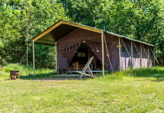 Großes Safarizelt mit Veranda und Gartenmöbeln auf Feather Down Moor Farm im Südwesten Englands, Großbritannien.