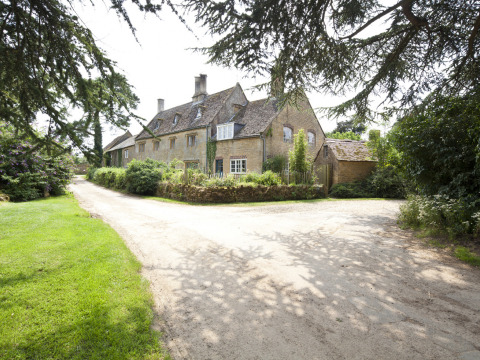 Groot landhuis te midden van groen op Feather Down Hidcote Manor Farm vakantiepark in West Midlands, Verenigd Koninkrijk.