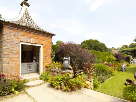 Et idyllisk havebillede fra Feather Down Hidcote Manor Farm i West Midlands med blomster og gårdhave.