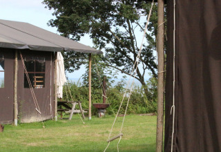 Vue de tentes et table de pique-nique à Feather Down Lunsford Farm parc de vacances, Sud-Est de l’Angleterre, Royaume-Uni.