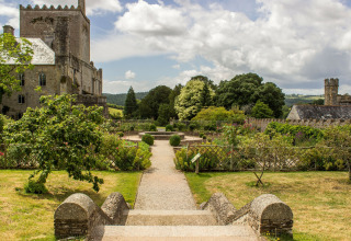 Vue d’un bâtiment historique en pierre et jardin à Feather Down Billingsmoor Farm, dans le sud-ouest de l’Angleterre.