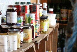 Scaffali con cibi in scatola, miele e marmellate a BoerenBed Sunninglye Farm, parco vacanze nell'Est dell'Inghilterra.