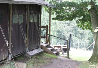 Ein Zelt bei BoerenBed Sunninglye Farm Ferienpark in Ostengland, Großbritannien im Grünen.