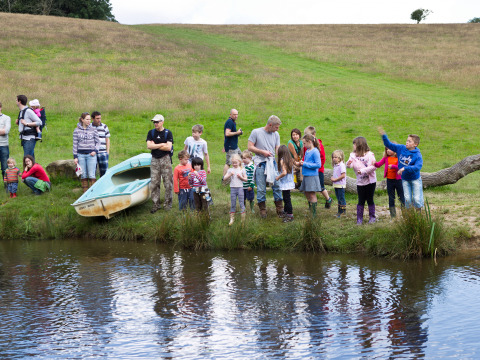 Gezinnen en kinderen aan het meer op BoerenBed Sunninglye Farm, vakantiepark in Oost-Engeland.