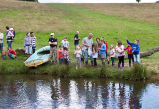 Familles et enfants profitent d’activités au bord d’un lac à BoerenBed Sunninglye Farm, Angleterre de l’Est.