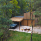 Træhytte Comfort Sweet Wellness med udendørs spa og loungeområde i skovene i Limburg, Belgien.