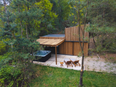 Die Comfort Sweet Wellness-Hütte mit Whirlpool und Terrasse im Wald von Limburg, Belgien.