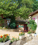 Kleurrijke buitenfoto van Camping Le Céou in Nouvelle-Aquitaine, Frankrijk, met bloemen en tavernes.