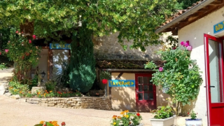 Kleurrijke buitenfoto van Camping Le Céou in Nouvelle-Aquitaine, Frankrijk, met bloemen en tavernes.