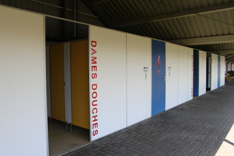 Udendørs bad- og toiletfaciliteter til kvinder og mænd i Safari telt Heeg ved Marina Heeg, Holland.